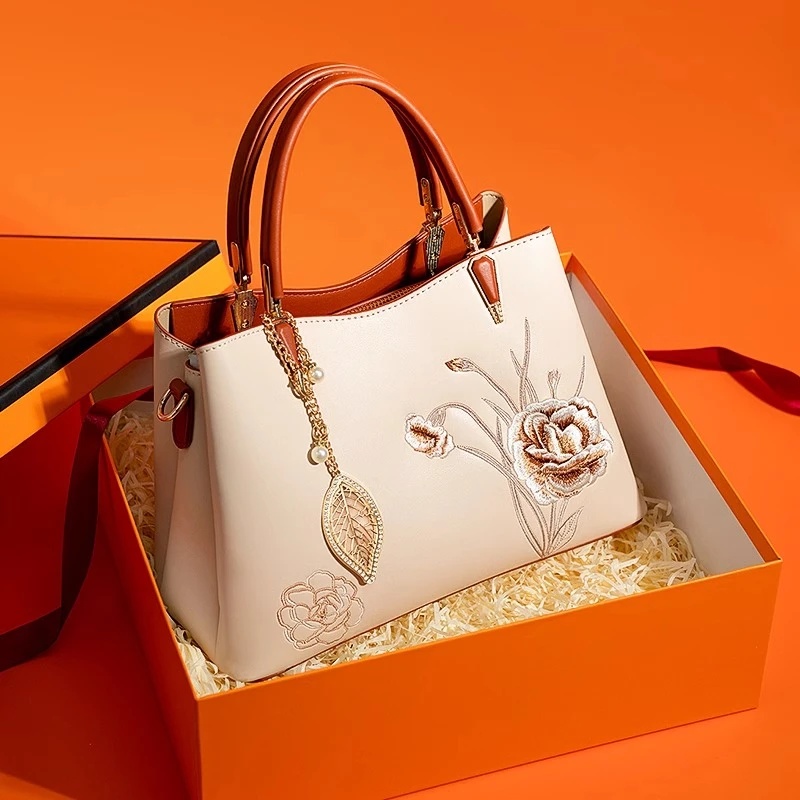 国风刺绣康乃馨包包女包2025新款中年婆婆手提包送妈妈的生日礼物