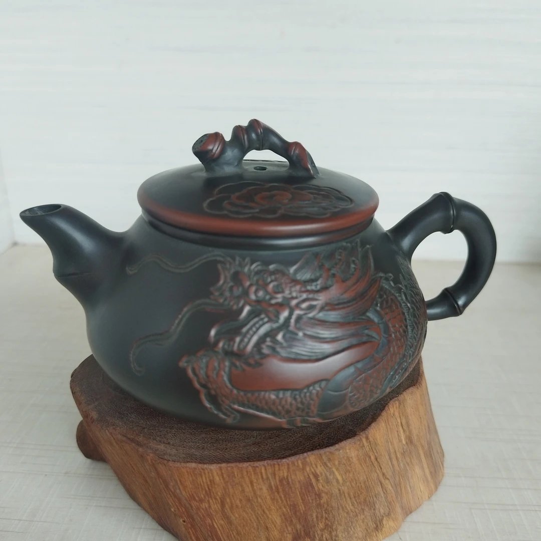 坭兴陶精工浮雕竹节龙壶 纯手工制作容量220cc左右黑古铜色。