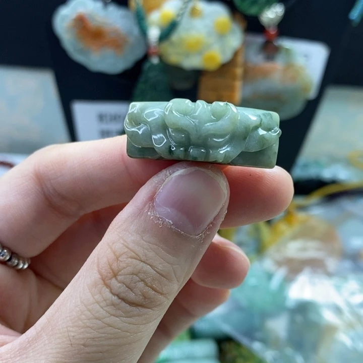 翡翠颈饰未镶嵌吊坠