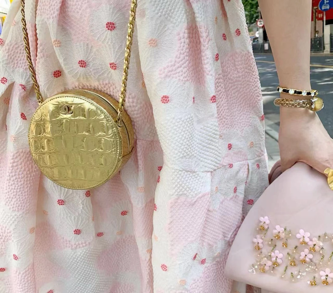 95新  香奈儿金色鳄压圆饼链条斜挎包/9680