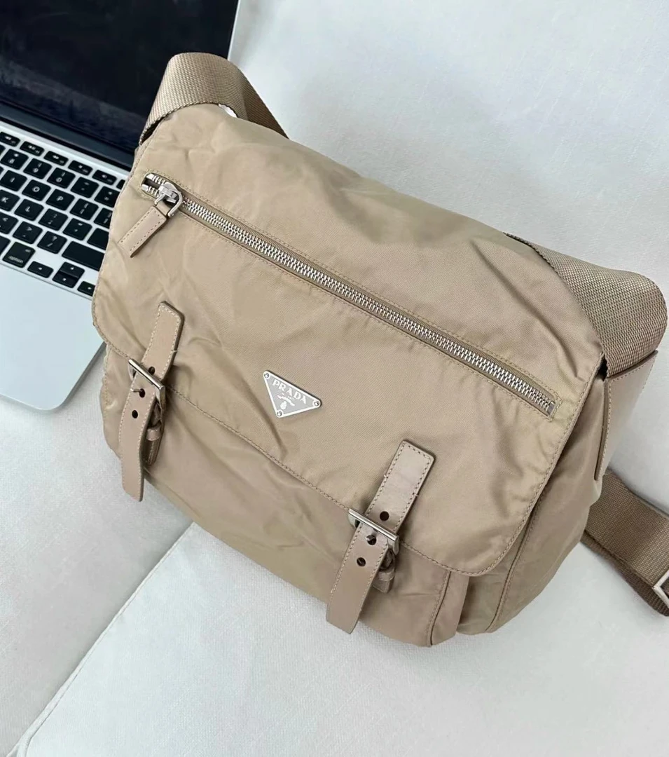95新 Prada/普拉达 prada/双扣邮差包/2999