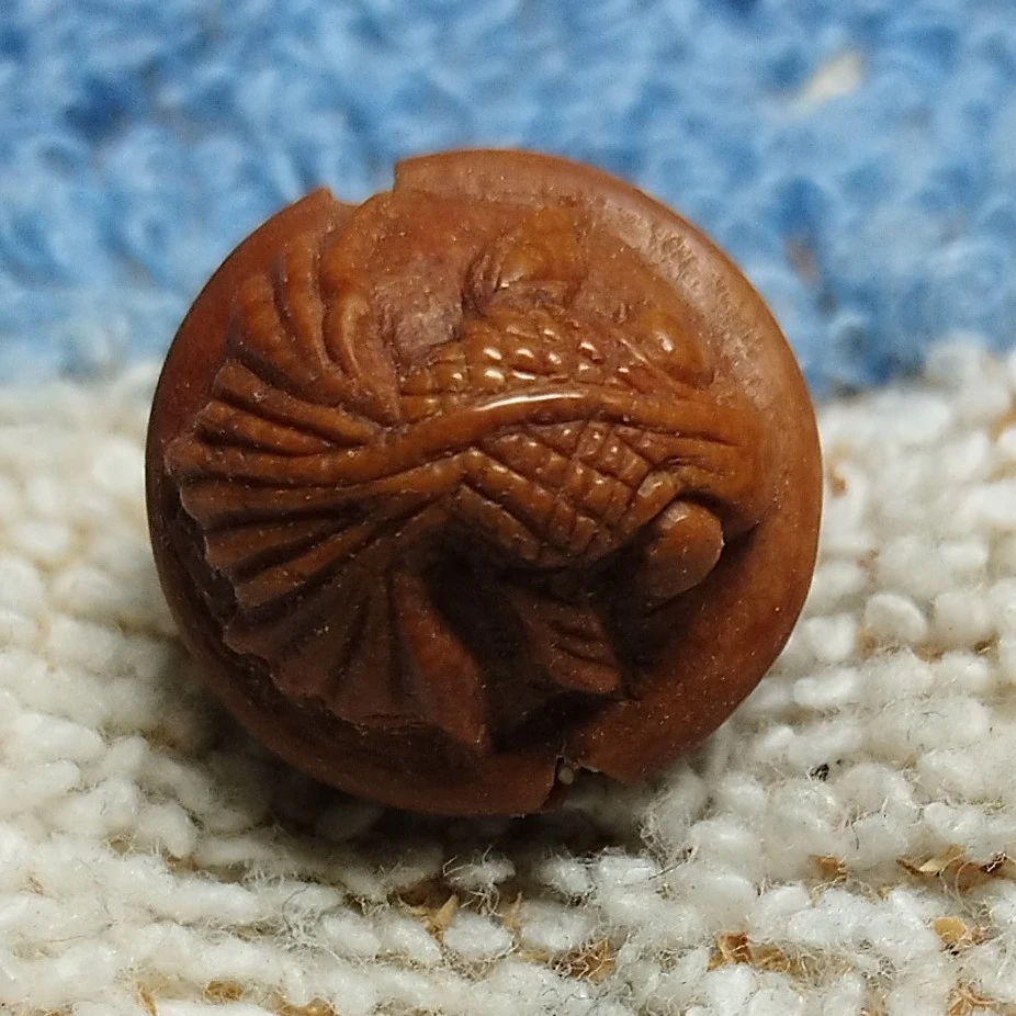 桃核雕刻小金鱼吊坠