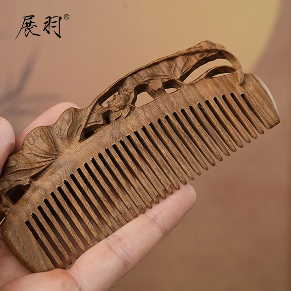 绿檀浮雕木梳-荷叶莲花款
