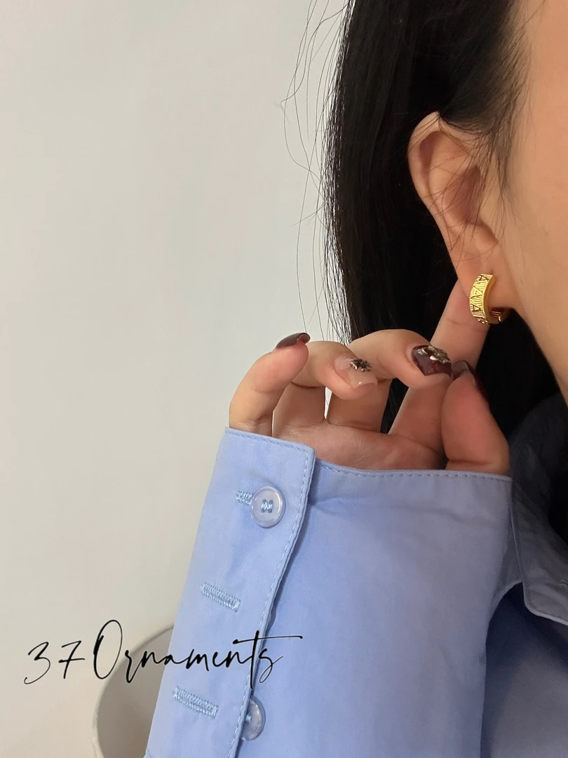 铜合金耳饰 37家耳饰 金色字母耳扣轻奢复古时尚