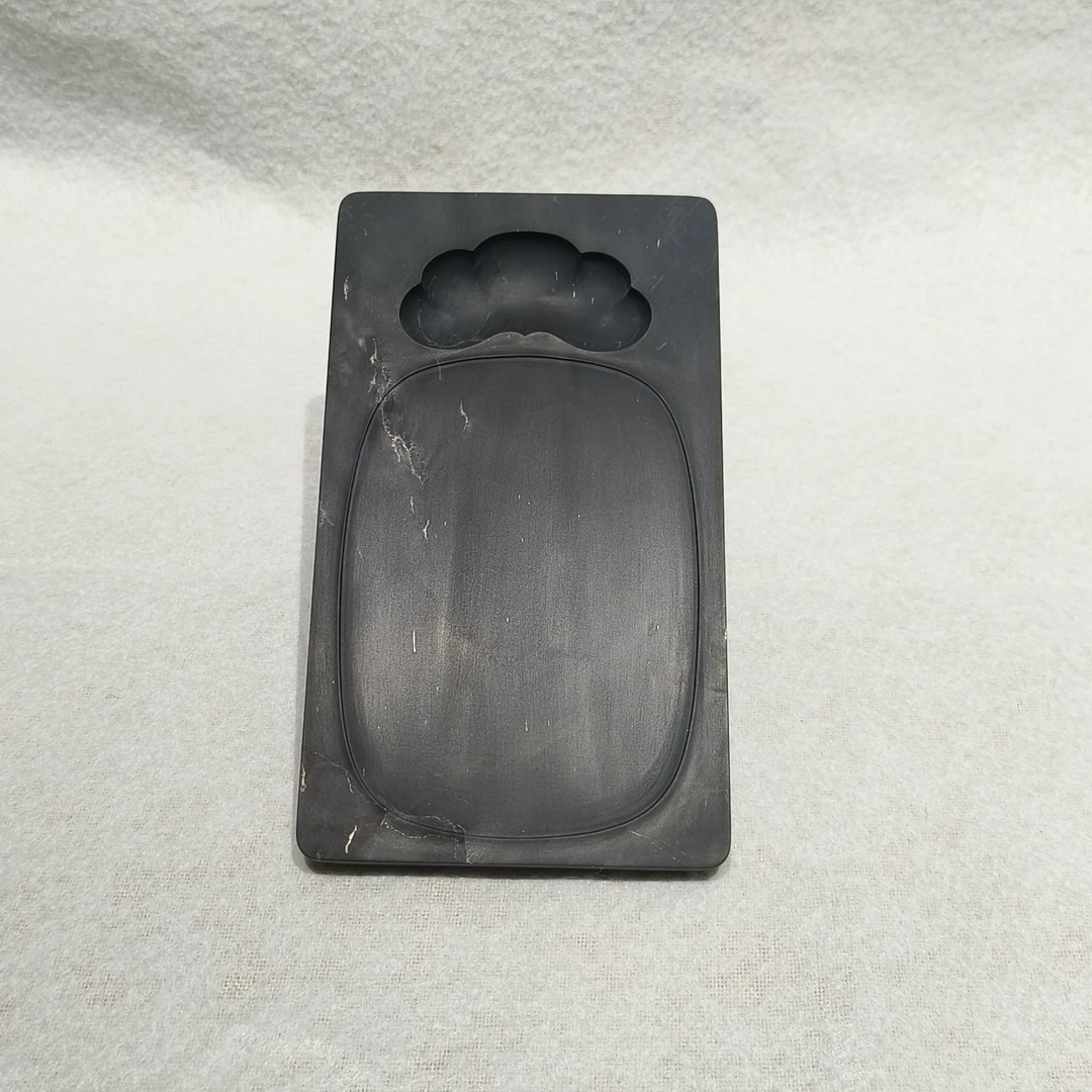 花池砚，金星坑黑龙尾，质地温润如玉，发墨如油，尺寸：17.5/10/2cm