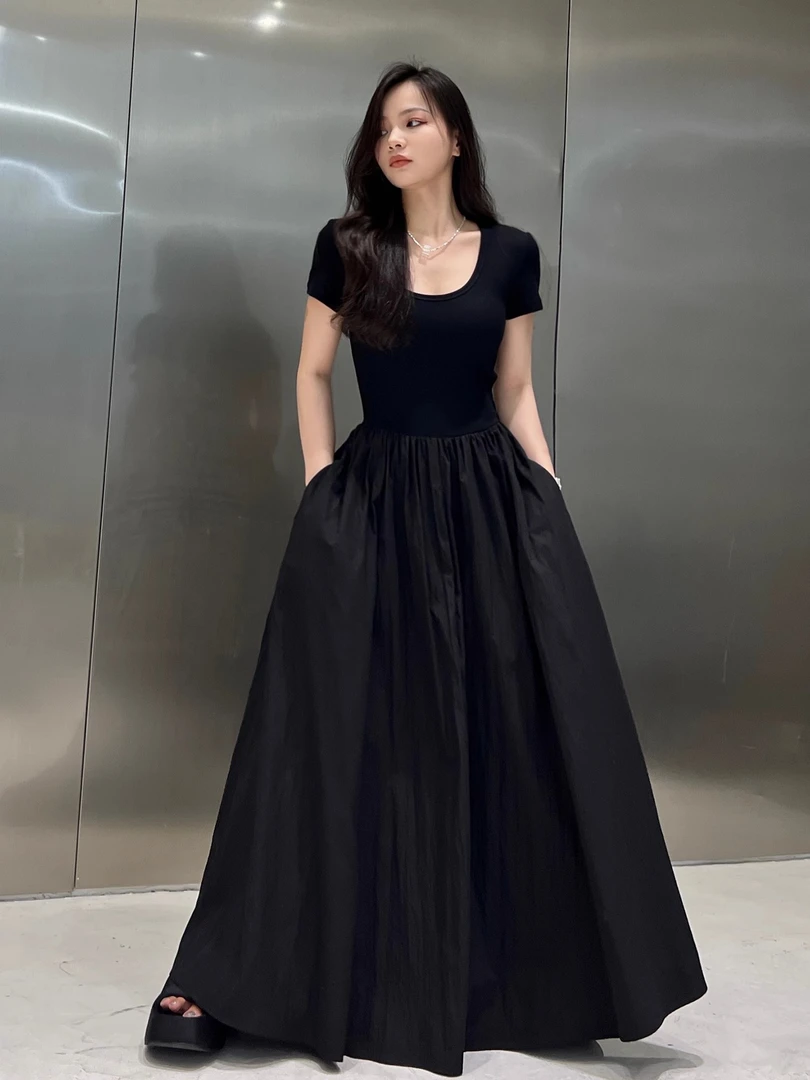 黑色短袖连衣裙2025新款旅游穿搭法式气质拖地裙夏季修身小黑裙