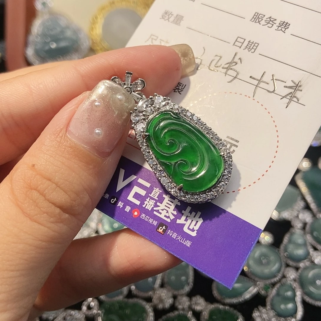 翡翠颈饰未镶嵌小瑕疵翡翠