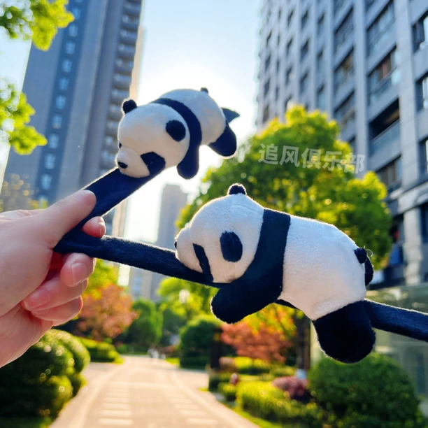 熊猫公仔哈奇士趴在自行车上可爱毛绒玩具装饰拍拍圈熊摩托电动车