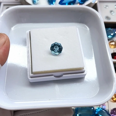 托帕石裸石未镶嵌卡10毫米，精美玫瑰花切圣玛利亚色福利款