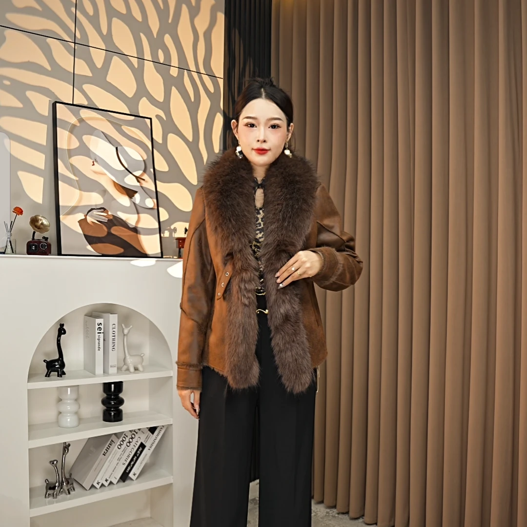 利雯莉娜女装时尚女士设计师毛领秋冬气质轻奢拼接外套