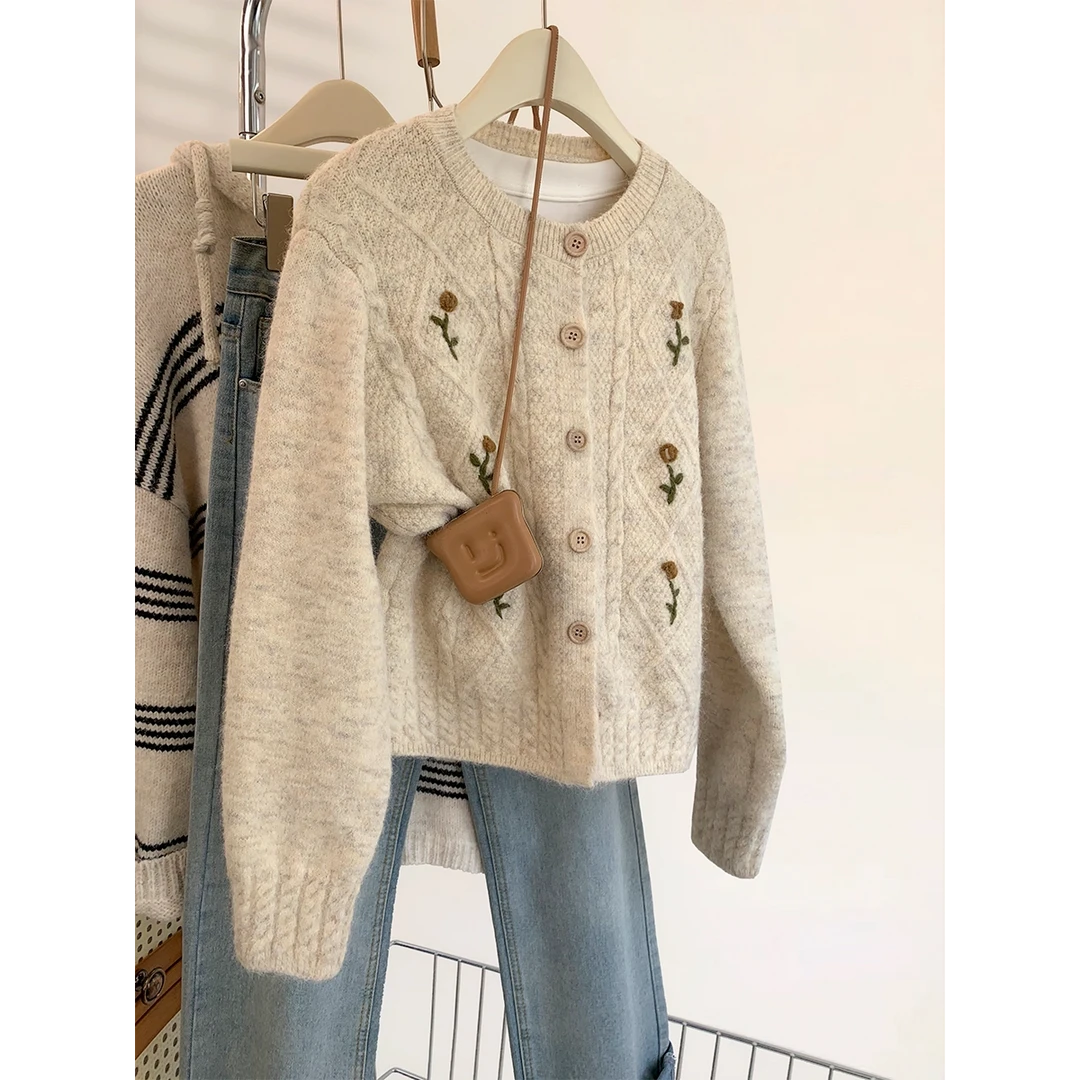 小香风刺绣浣熊绒毛衣外套女秋冬季2024新款加厚宽松针织开衫上衣