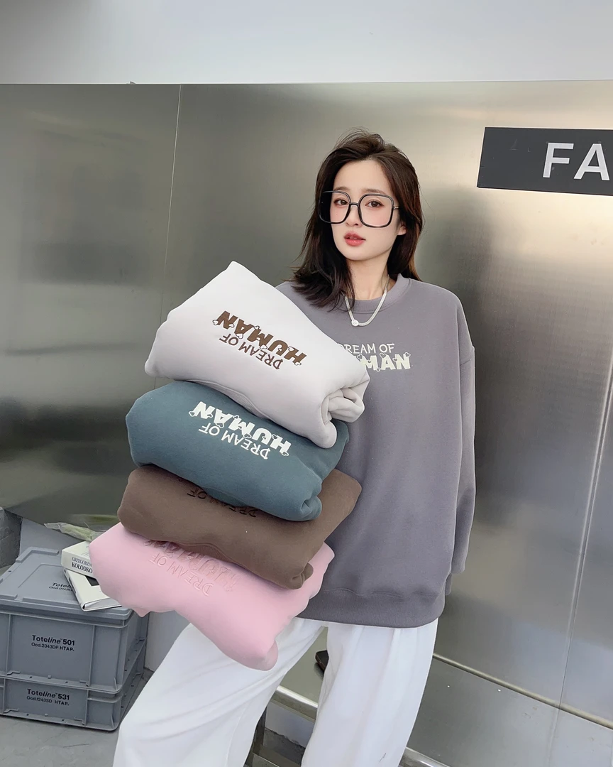 【一品甄选】刺绣小爱心字母 加厚羊羔绒保暖圆领卫衣  休闲百搭