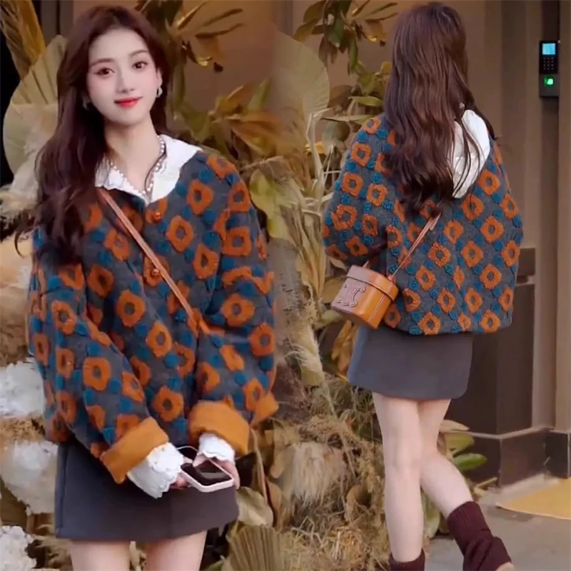 韩版立体装饰花朵圆领加厚保暖短外套2024今年流行新款小个子上衣