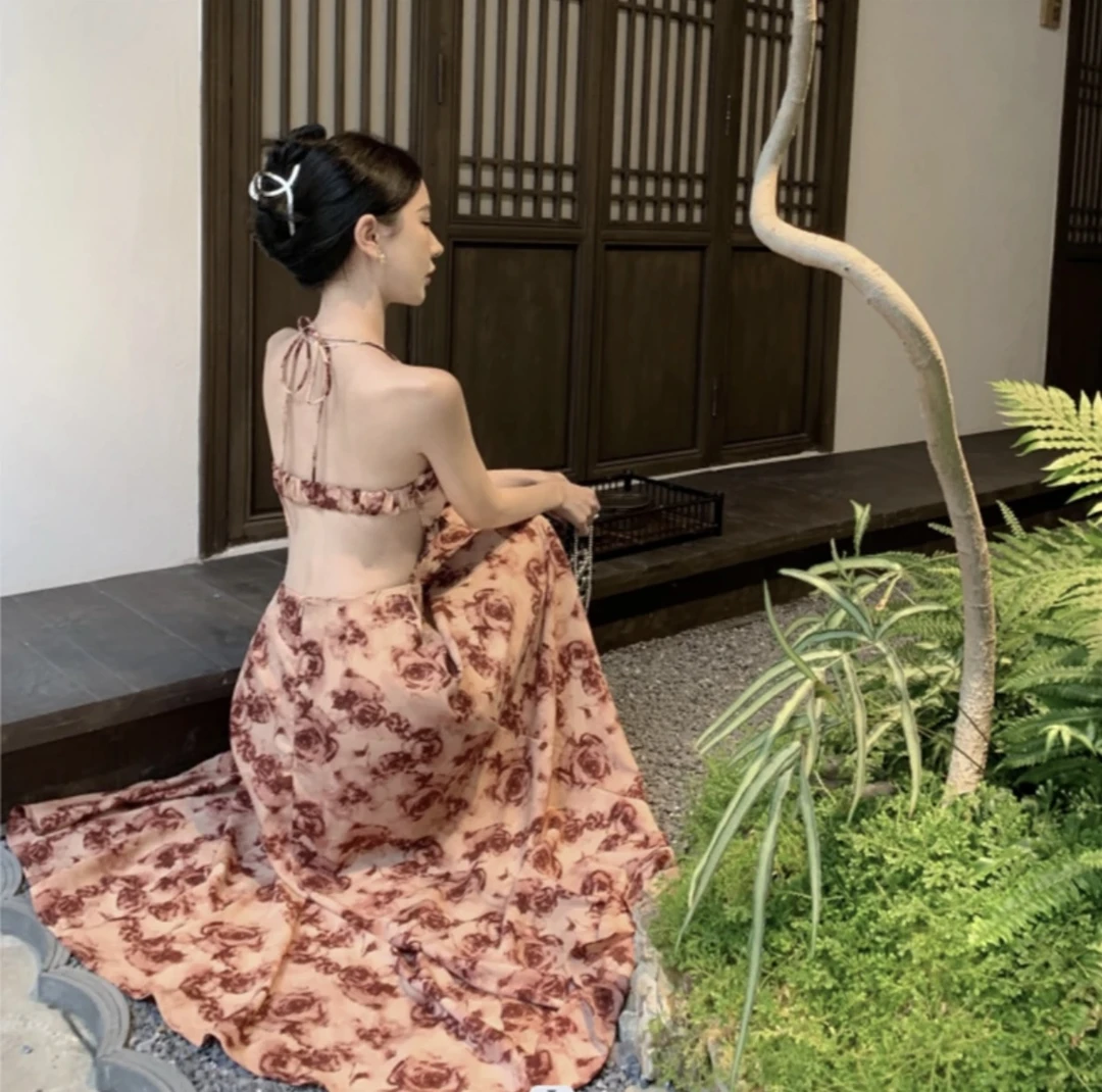 【绯红玫瑰】挂脖漏背长款碎花连衣裙 有胸垫