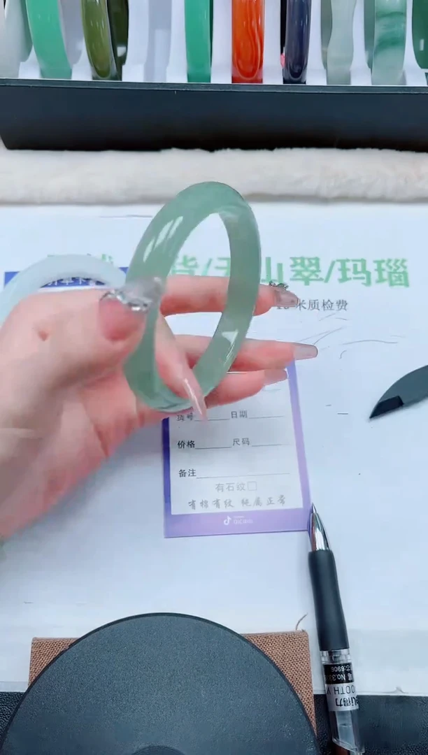 【闪购商品】石英质玉手镯未镶嵌A34