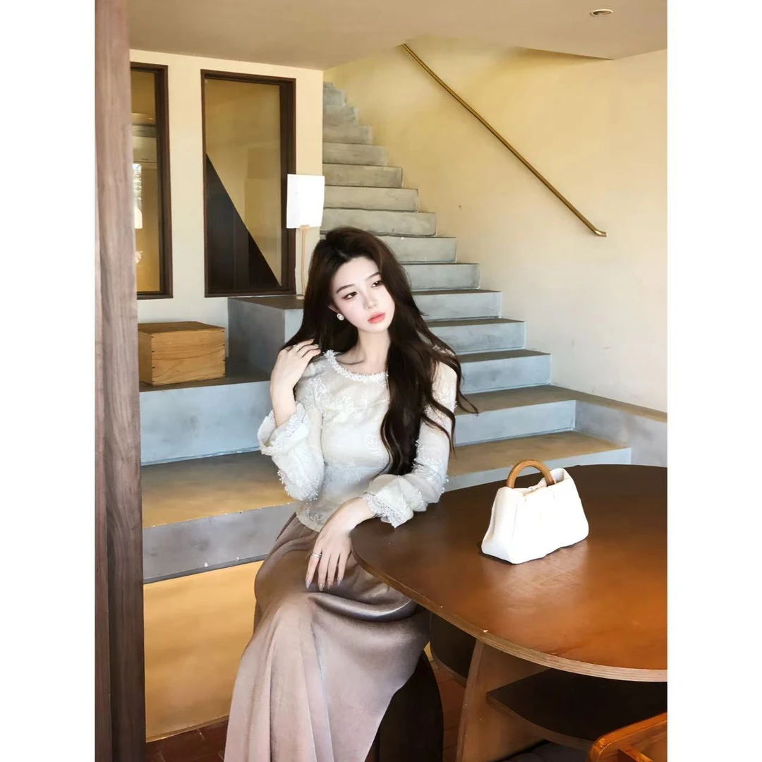 【沙漠蔷薇】显瘦修身设计感绣花小香上衣+压纹半裙LL9317+LL9318