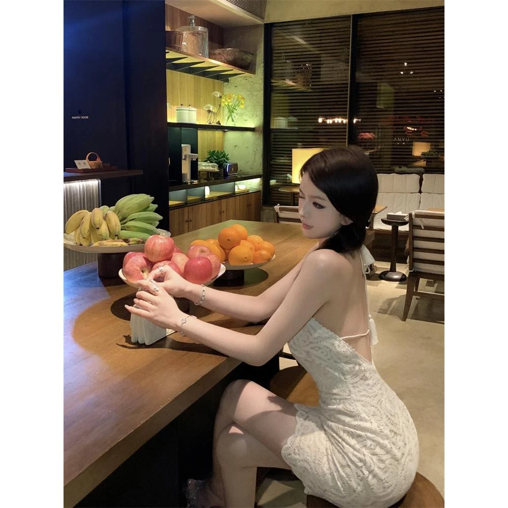 性感露背挂脖吊带蕾丝连衣裙女夏季纯欲风杏色收腰紧身包臀短裙子
