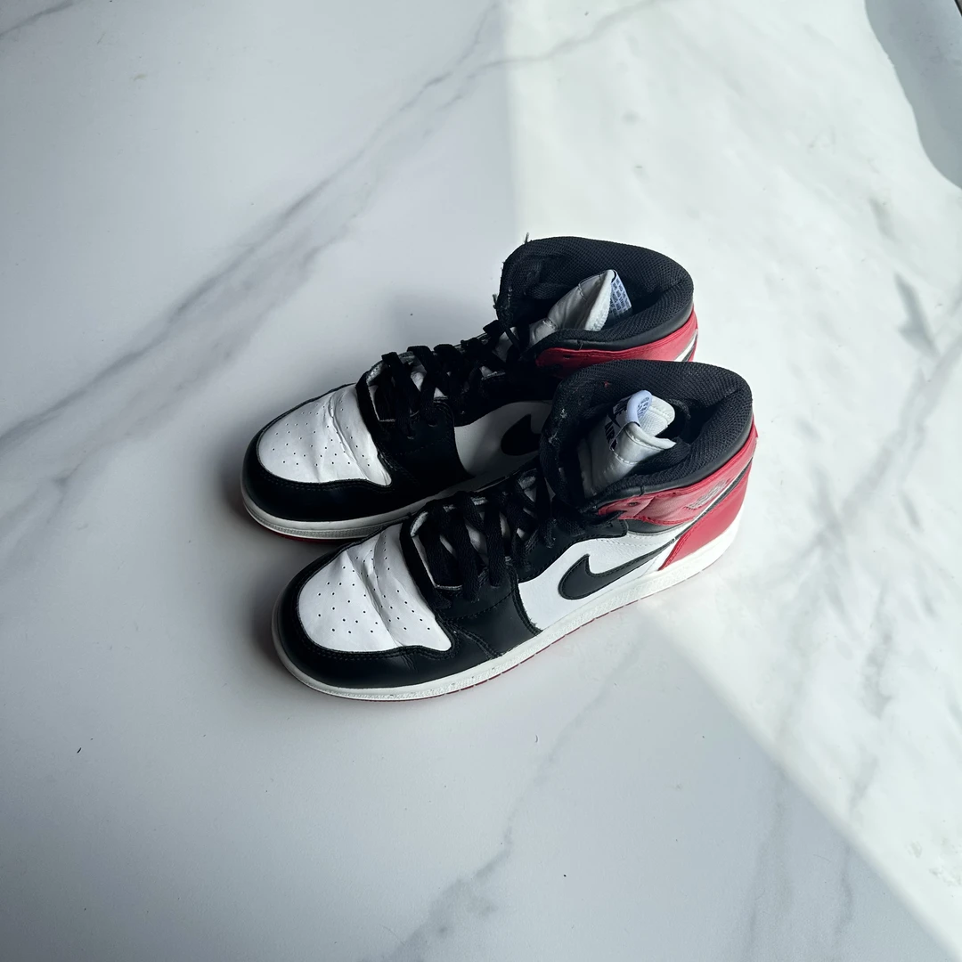 aj1mid 39码 二手9新正品实战篮球鞋，实拍如下