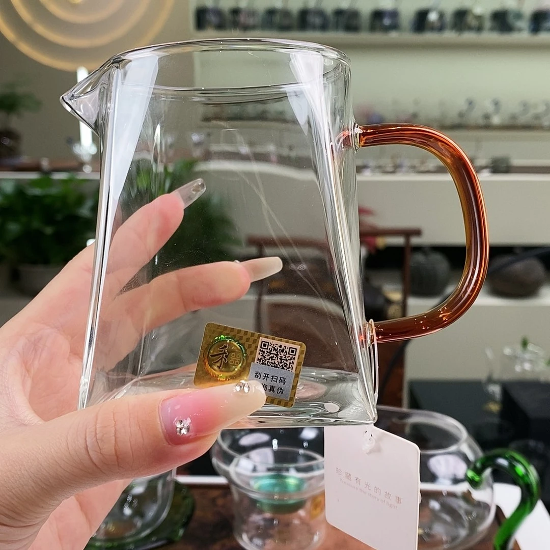 琥珀。 翰然。