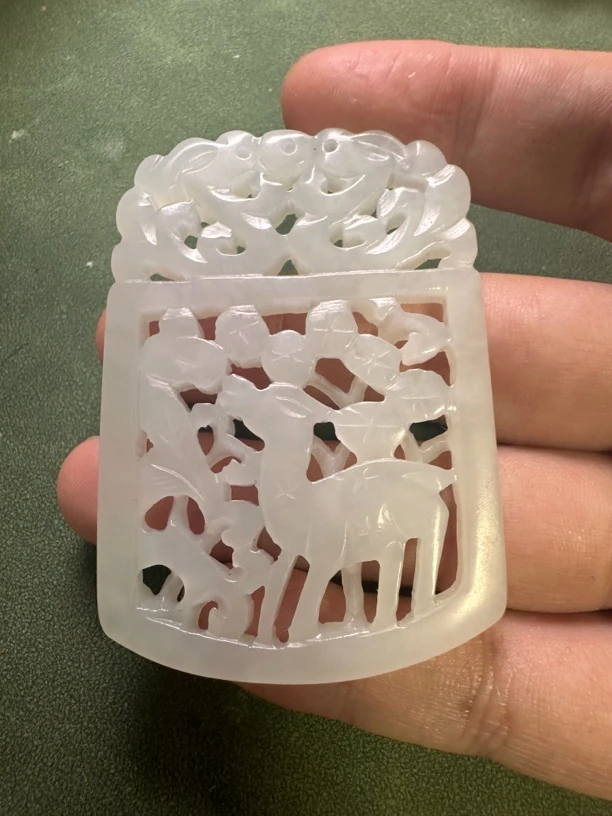 和田玉牌子镂空白鹿