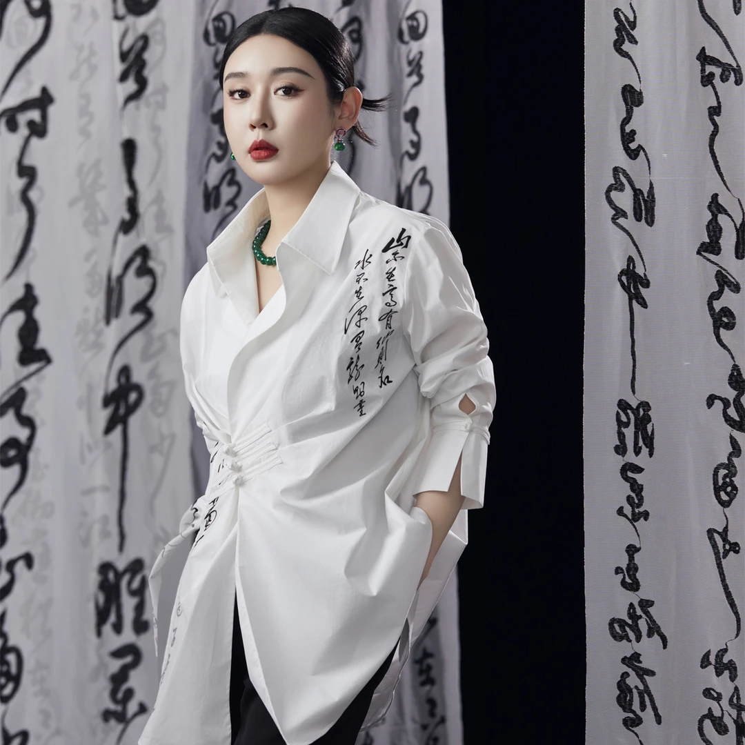 LADYPOWER白色中长款侧开气陋室铭刺绣时尚宽松设计感衬衫 52380A