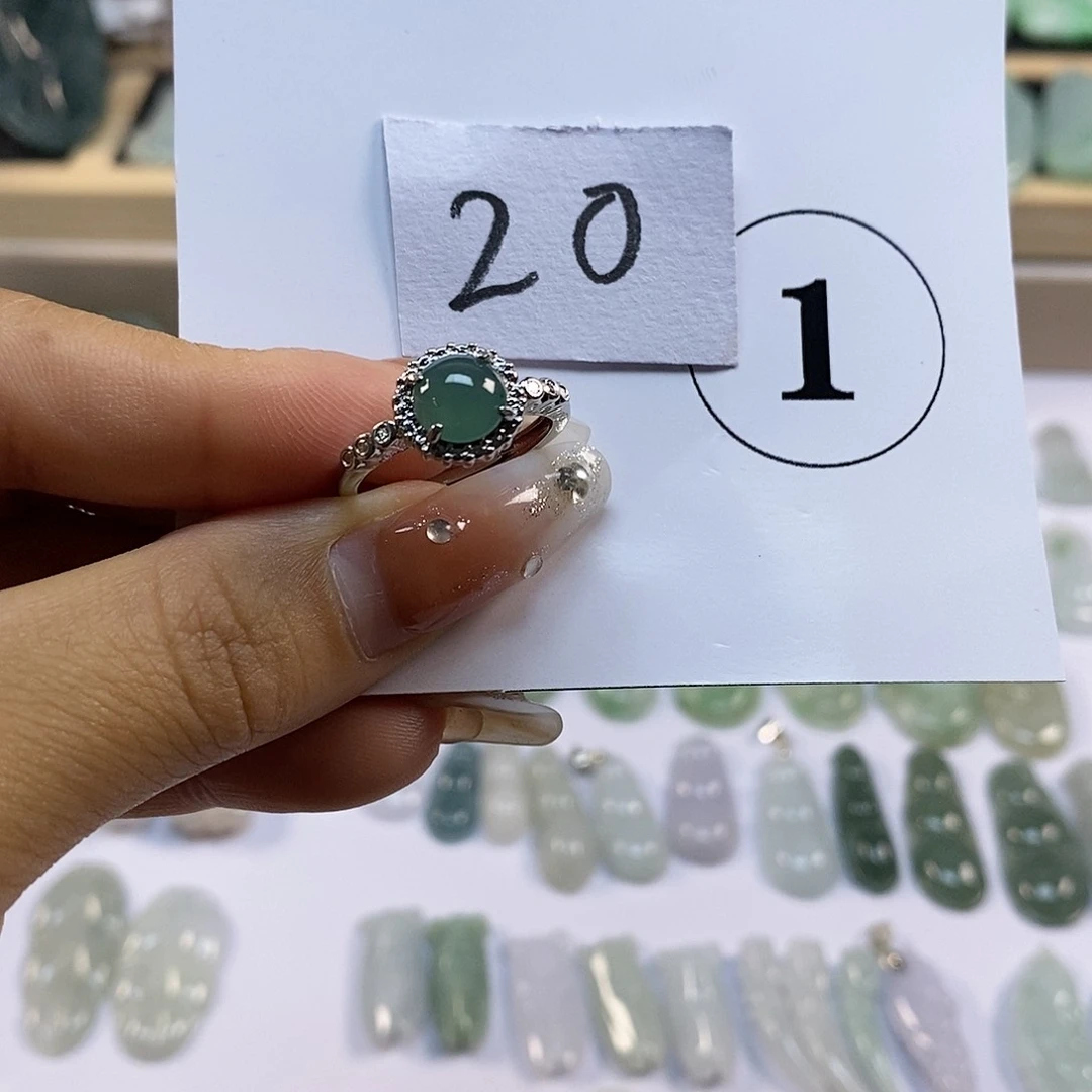 翡翠挂件未镶嵌翡翠