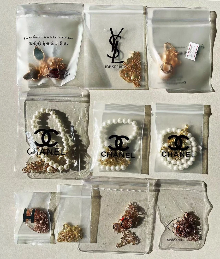 项链一条  款式随机发
