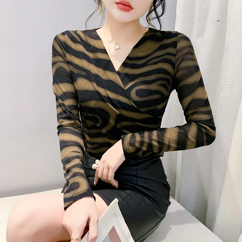 2024年春秋季新款欧货洋气v领网纱长袖T恤修身条纹印花显瘦上衣女