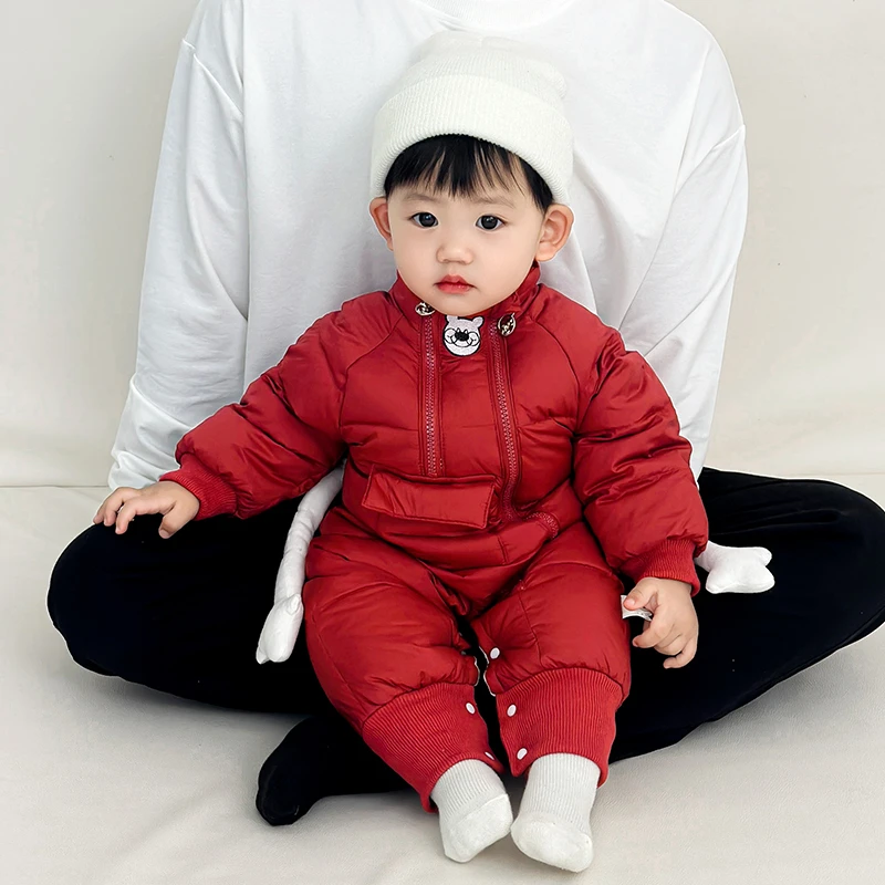 婴儿冬季羽绒服外套2024新款90白鸭绒外出连体衣保暖喜庆新年拜年