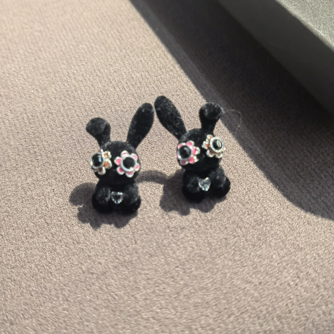 A167黑色绒绒兔子耳钉耳饰