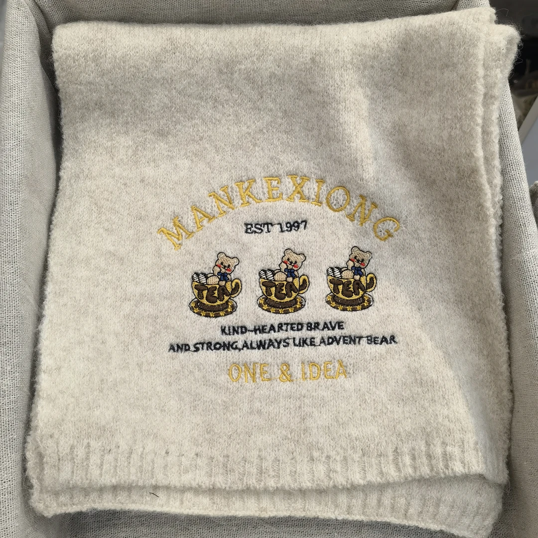 B093米白色三只小熊围巾