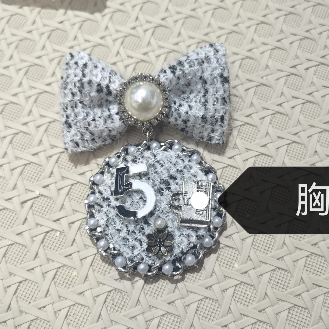 A766灰色蝴蝶结圆片数字胸针