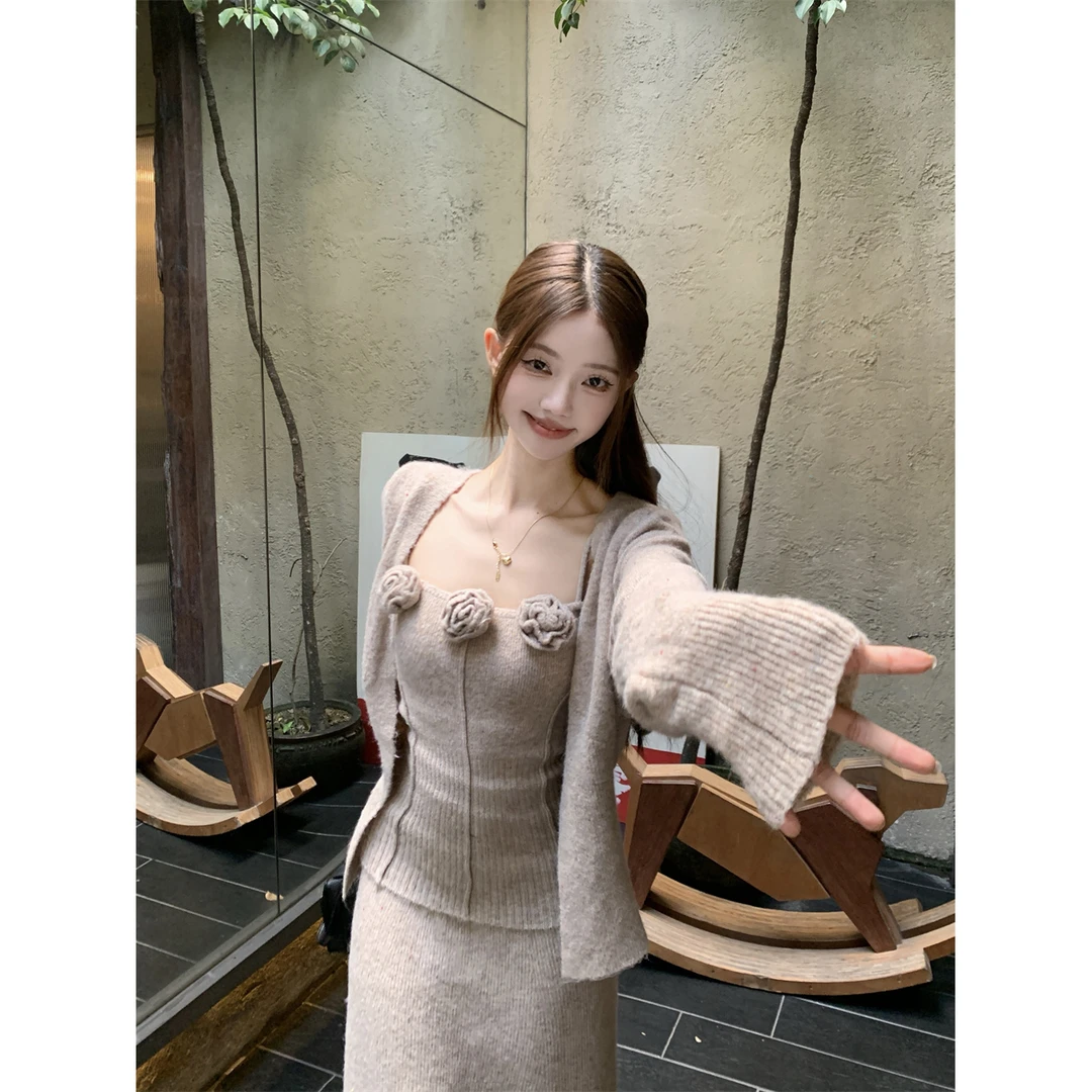 法式立体玫瑰花短款吊带+外搭长袖针织衫+高腰半身裙ZC60