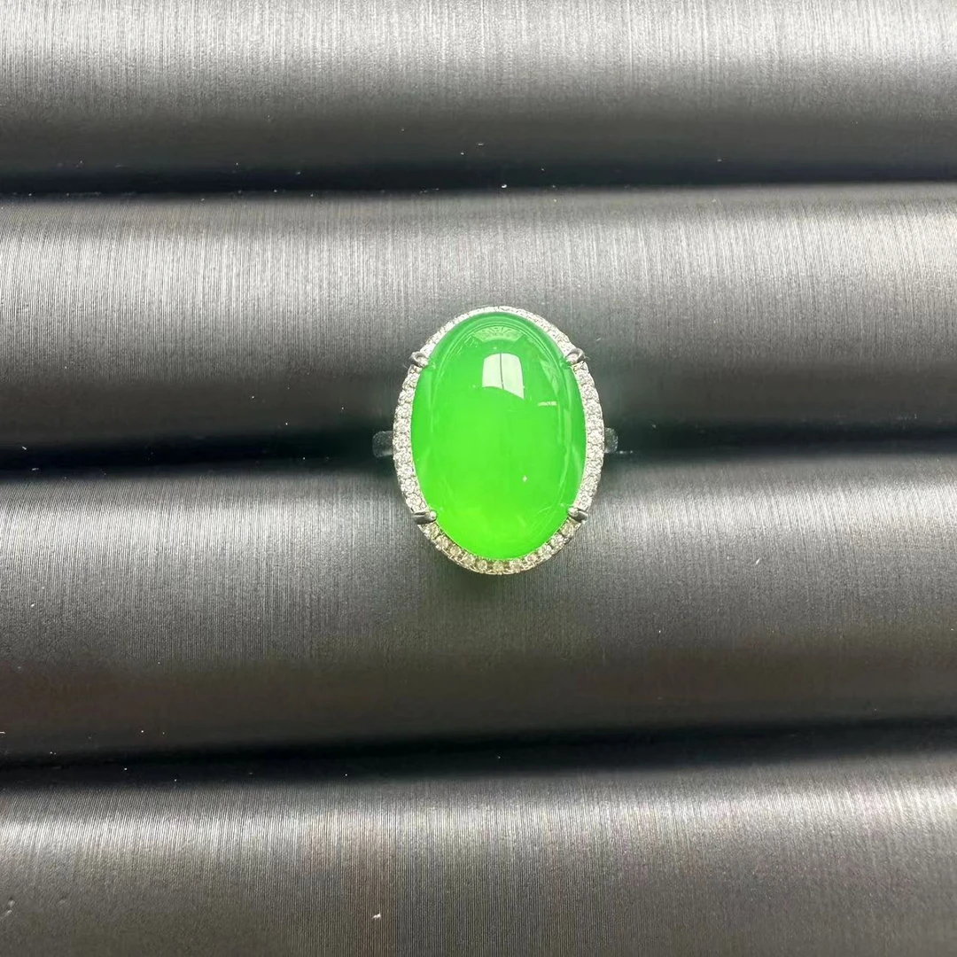 【王妃珠宝】天然绿玉髓满绿满钻戒指卡18白银色戒托