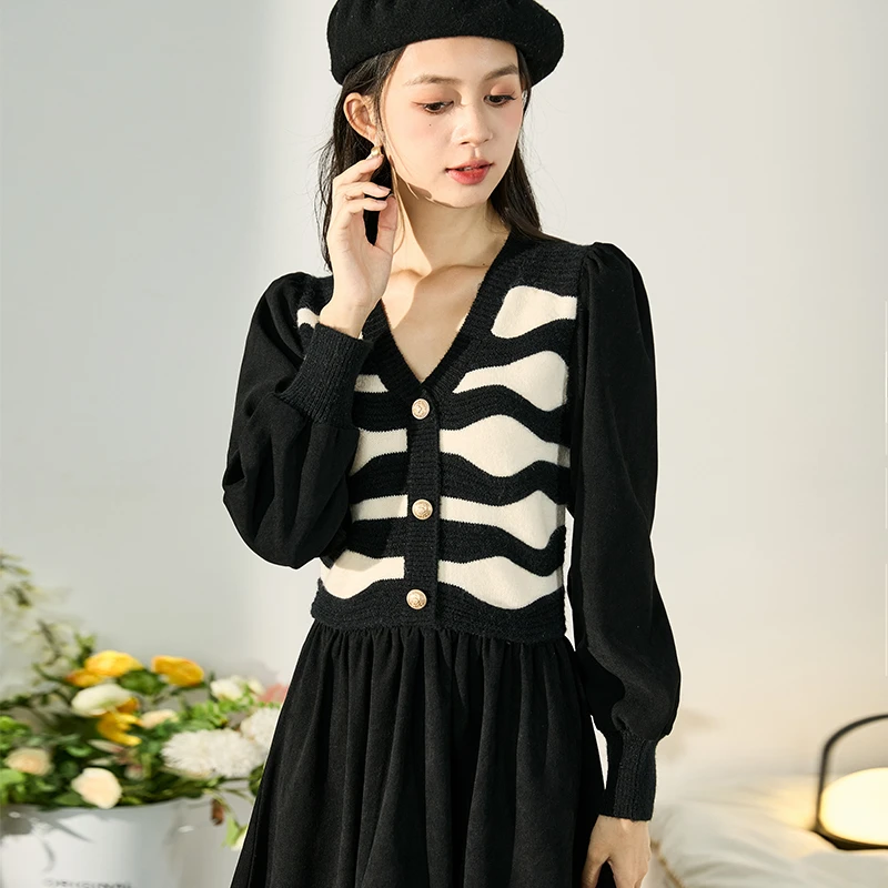 2L390 DB1  唐狮连衣裙女裙拼接撞色条纹高级感小黑裙时尚潮流