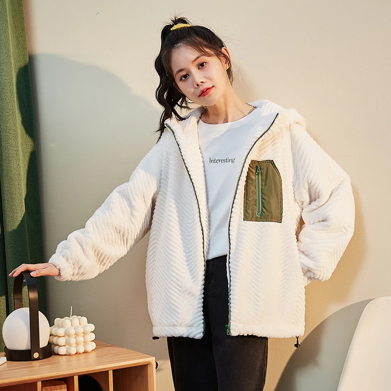 2E267 DB1 唐狮外套女左胸口袋拼接仿兔毛连帽加绒厚外套时尚休闲