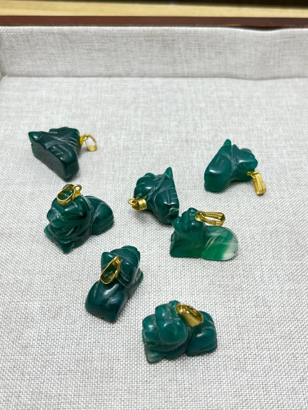 天然玉髓雕刻狮子吊坠高1.7宽2.0（天然冰裂棉 介意勿拍）