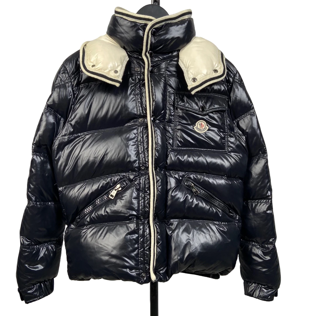 95新 MONCLER 黑色亮面胸前标志口袋连帽羽绒夹克-叶子1427