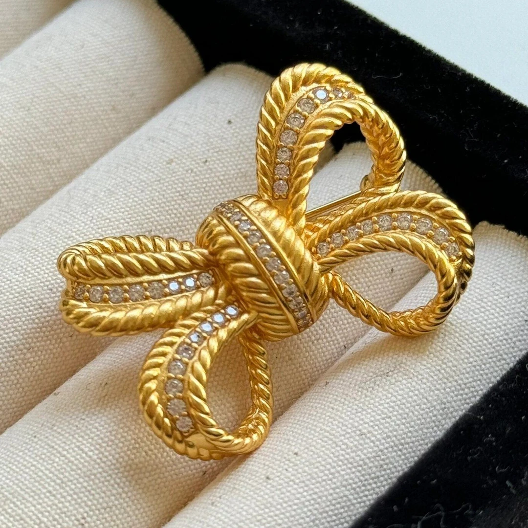 铜合金胸针 法式蝴蝶节胸针轻奢大气复古别针毛衣大衣配饰高级感