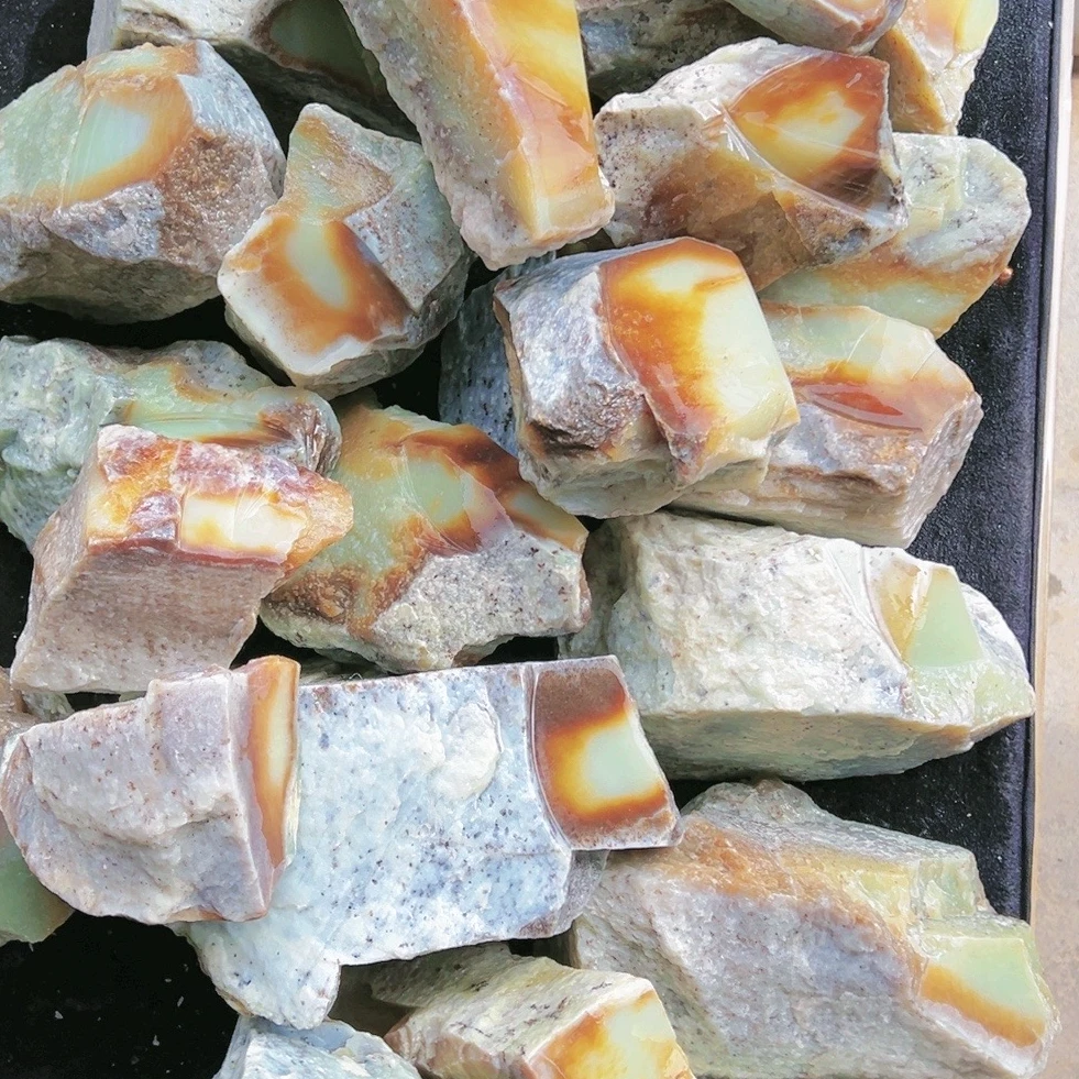 新疆和田且末糖白玉质地奇石