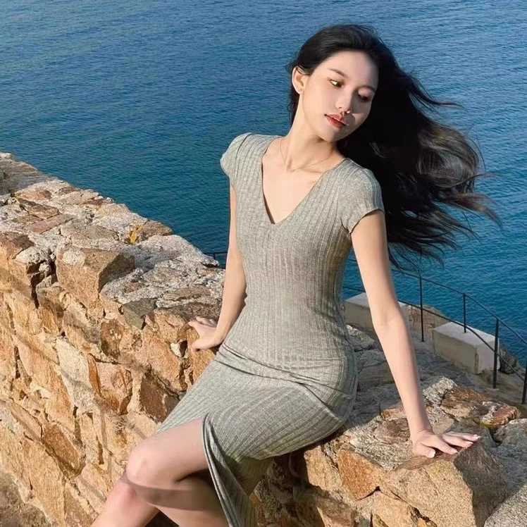 2024新款v领气质修身短袖开衩针织连衣裙收腰包臀长裙女夏季ins