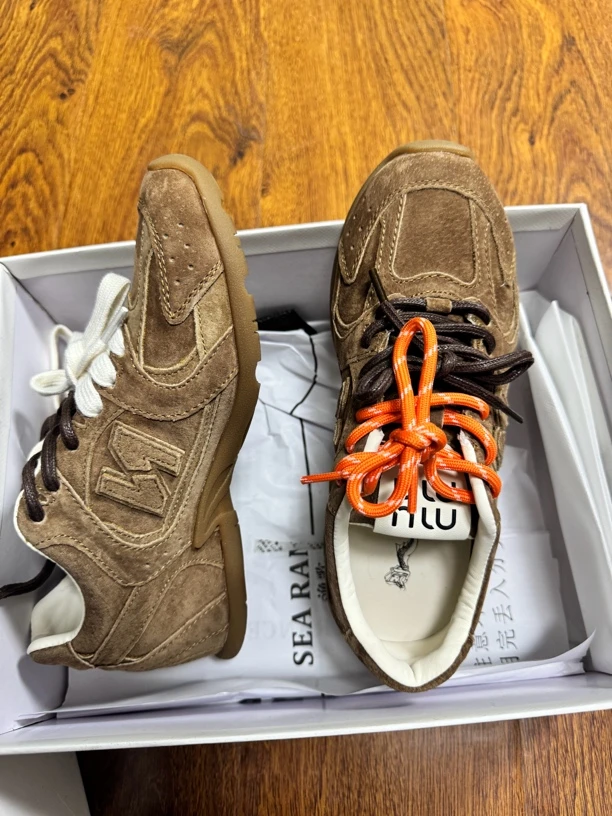 女鞋2024年新款欧货真皮磨砂系带内增高