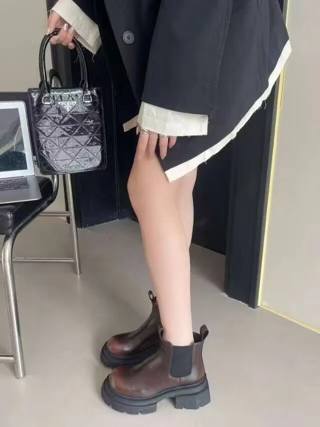 168-16新品女靴舒适平底短靴潮款马丁靴百搭短筒靴网红烟管靴