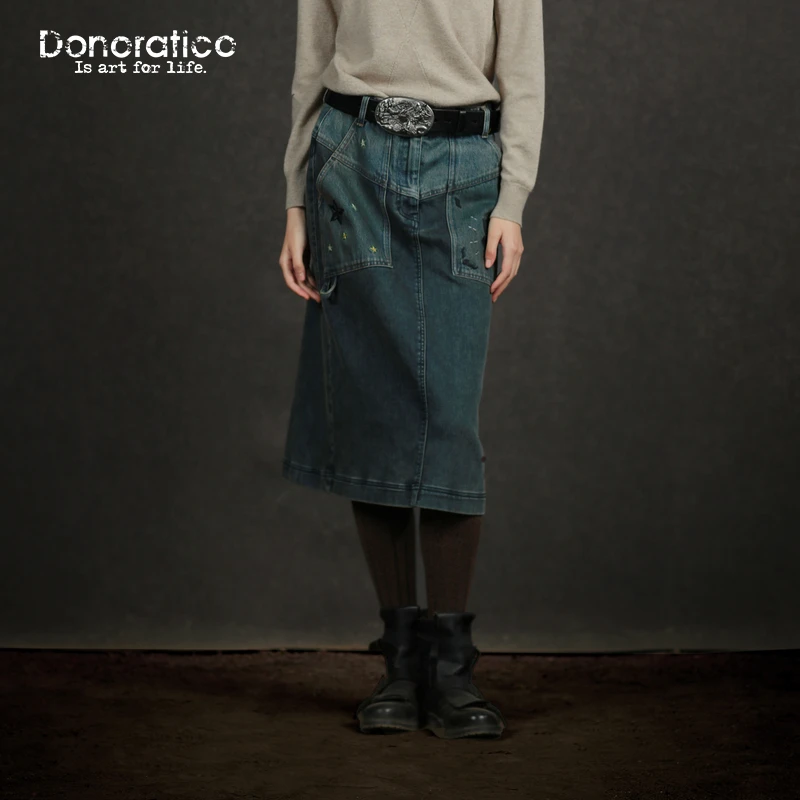 达衣岩时尚文艺简约2023年冬季新品棉纤混纺绣花水洗牛仔半裙女