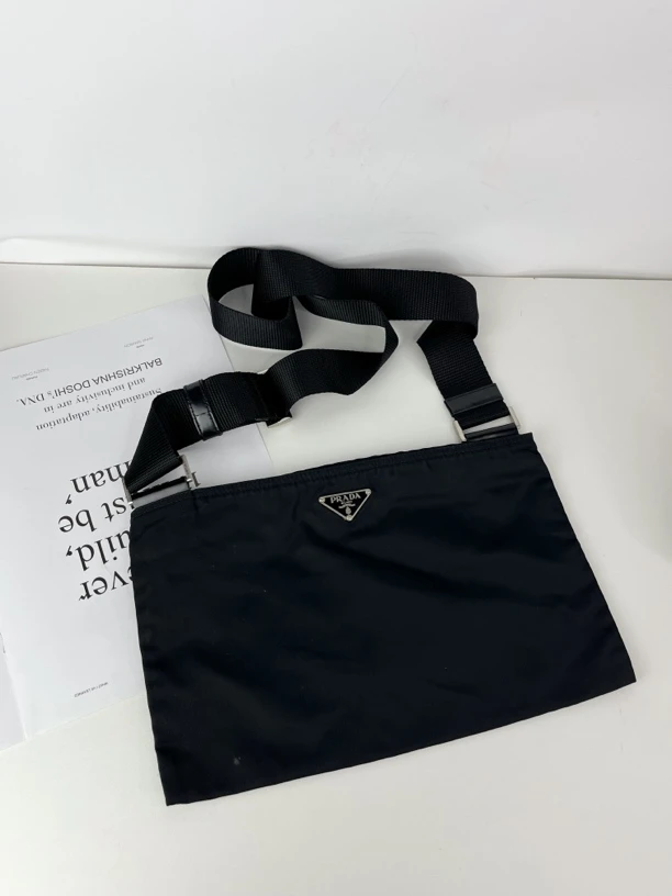 95新 Prada/普拉达 黑色斜挎包