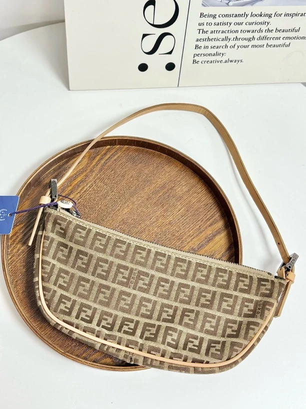 95新 FENDI/芬迪 老花卡其色法棍包 腋下包