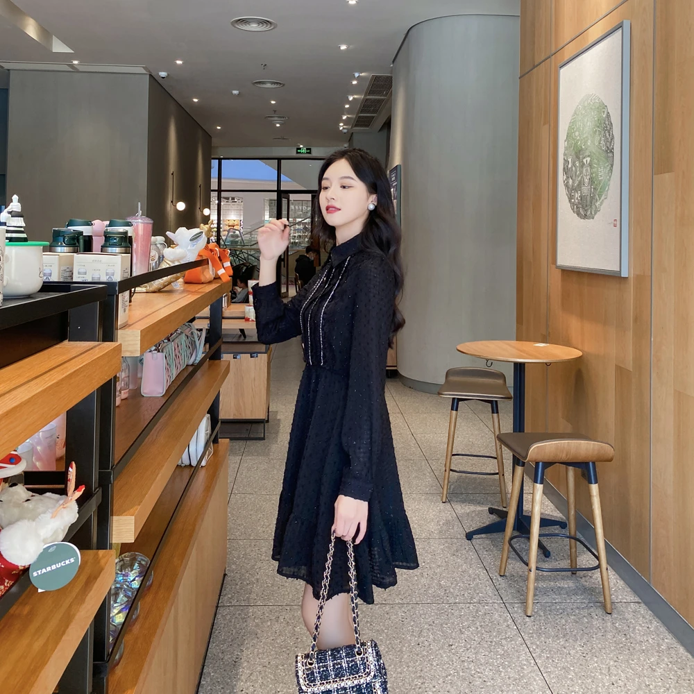 法式赫本风小黑裙女茶歇裙2022新款秋装显瘦减龄收腰荷叶边连衣裙
