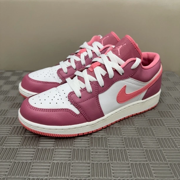Aj1女款粉白38码接近全新(公价708)