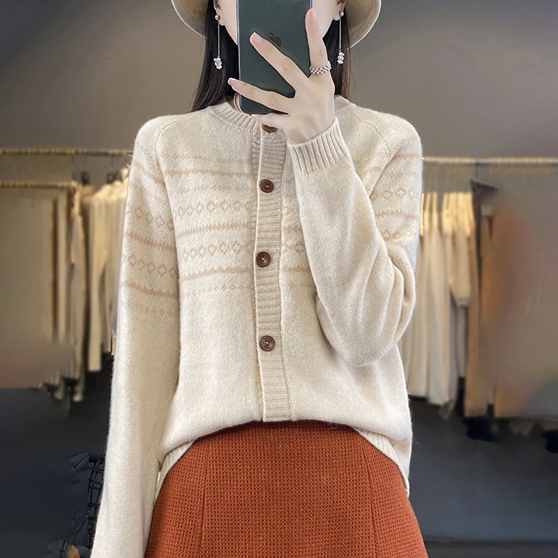 秋冬新款复古圆领纯羊毛长袖针织开衫女拼色提花系扣韩版外搭上衣