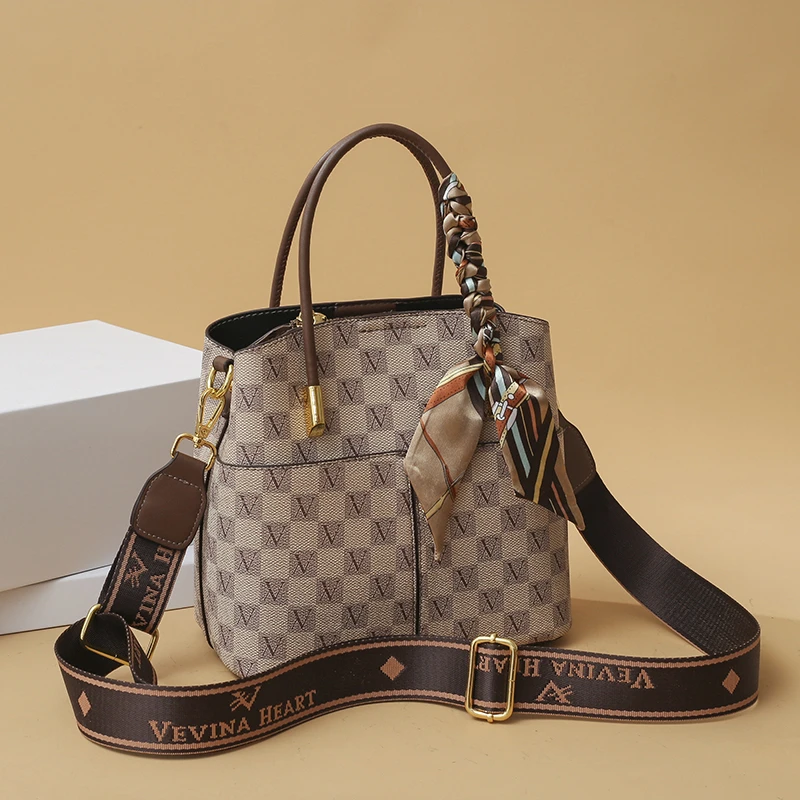 新款上新多层大容量手提包通勤时尚单肩斜挎包百搭女士女款水桶包